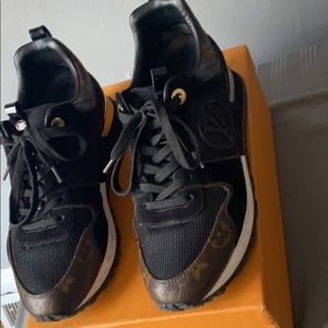 Moving On !! LV sneakers